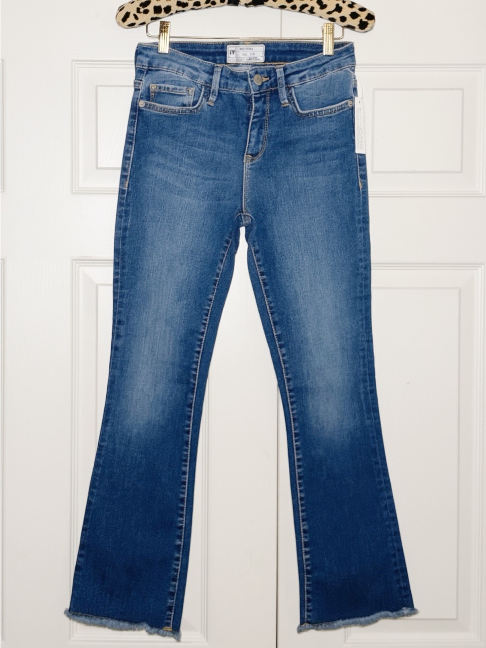 New FREE PEOPLE — High Rise Frayed Crop Hem •Stretch Size29